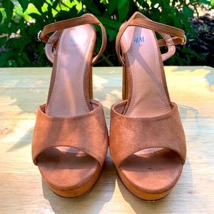 H&M BROWN PLATFORM HEELS.